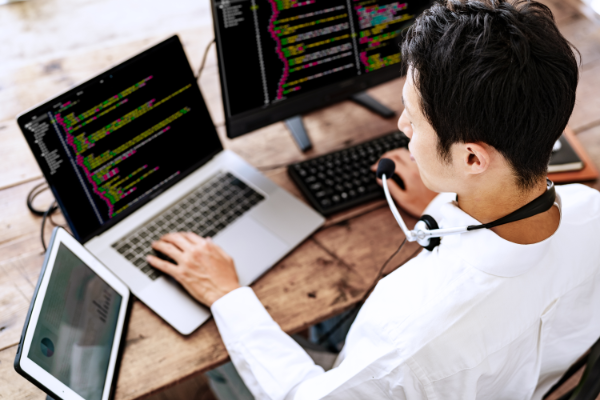 フラットに議論するエンジニア