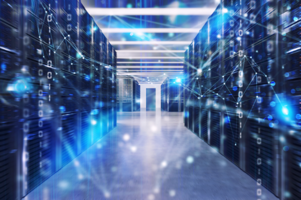 開発画面に向かうエンジニア