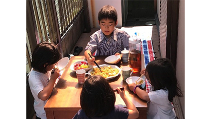 ▲4人のお子さんと共に在宅勤務を行う、ママ社員からのアイデア!