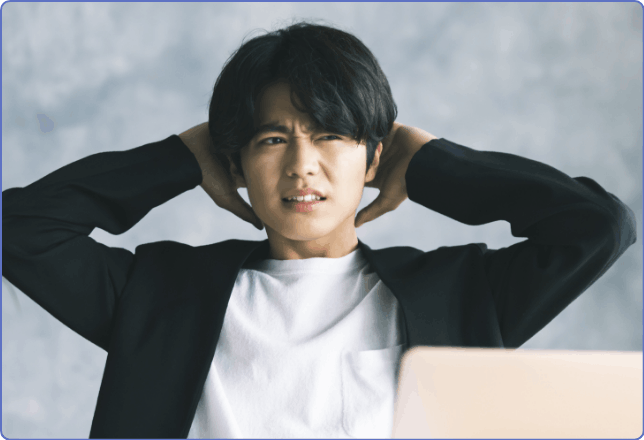 頭を抱える男性